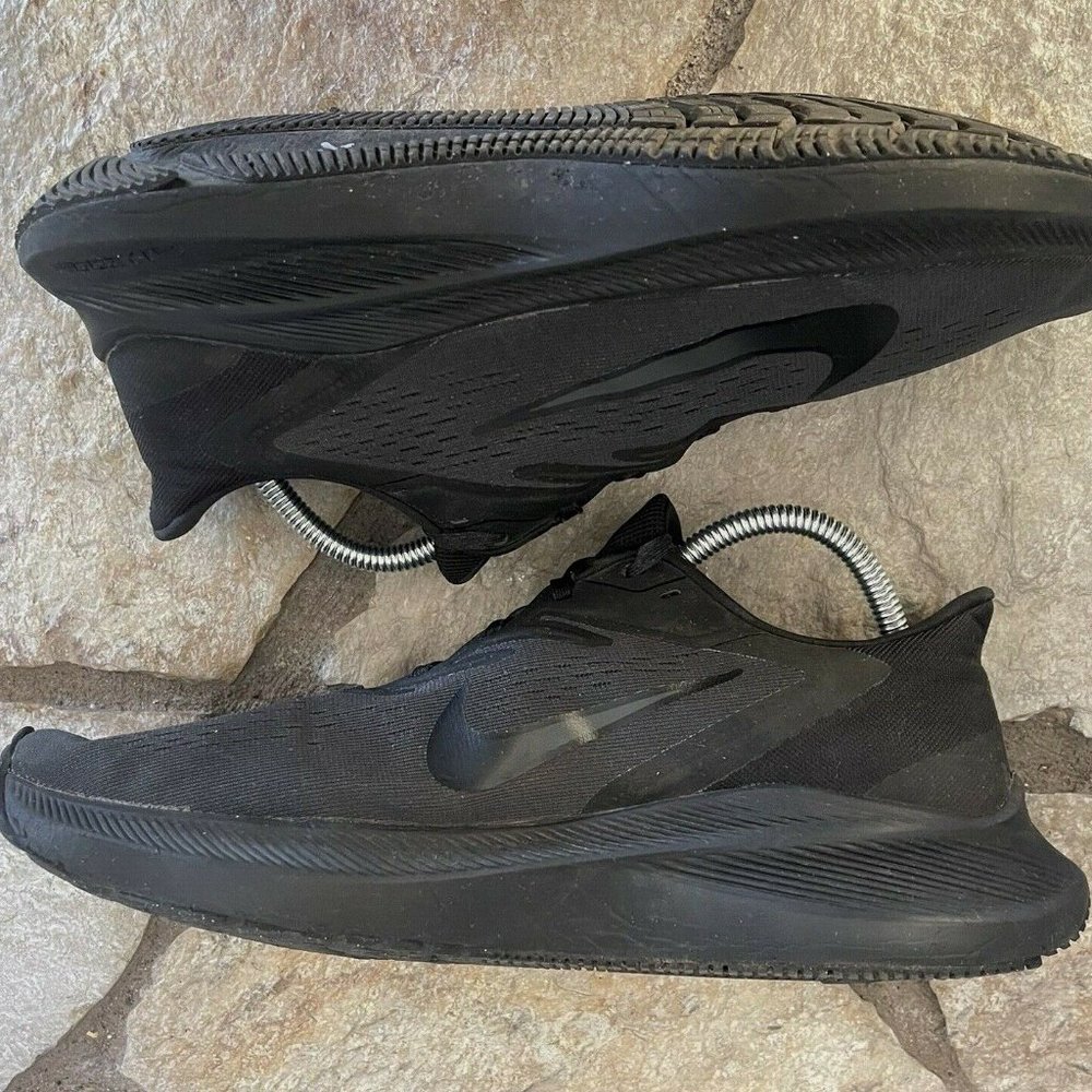 Nike Mens Size 10 Zoom Winflo 7 Black Running Shoes